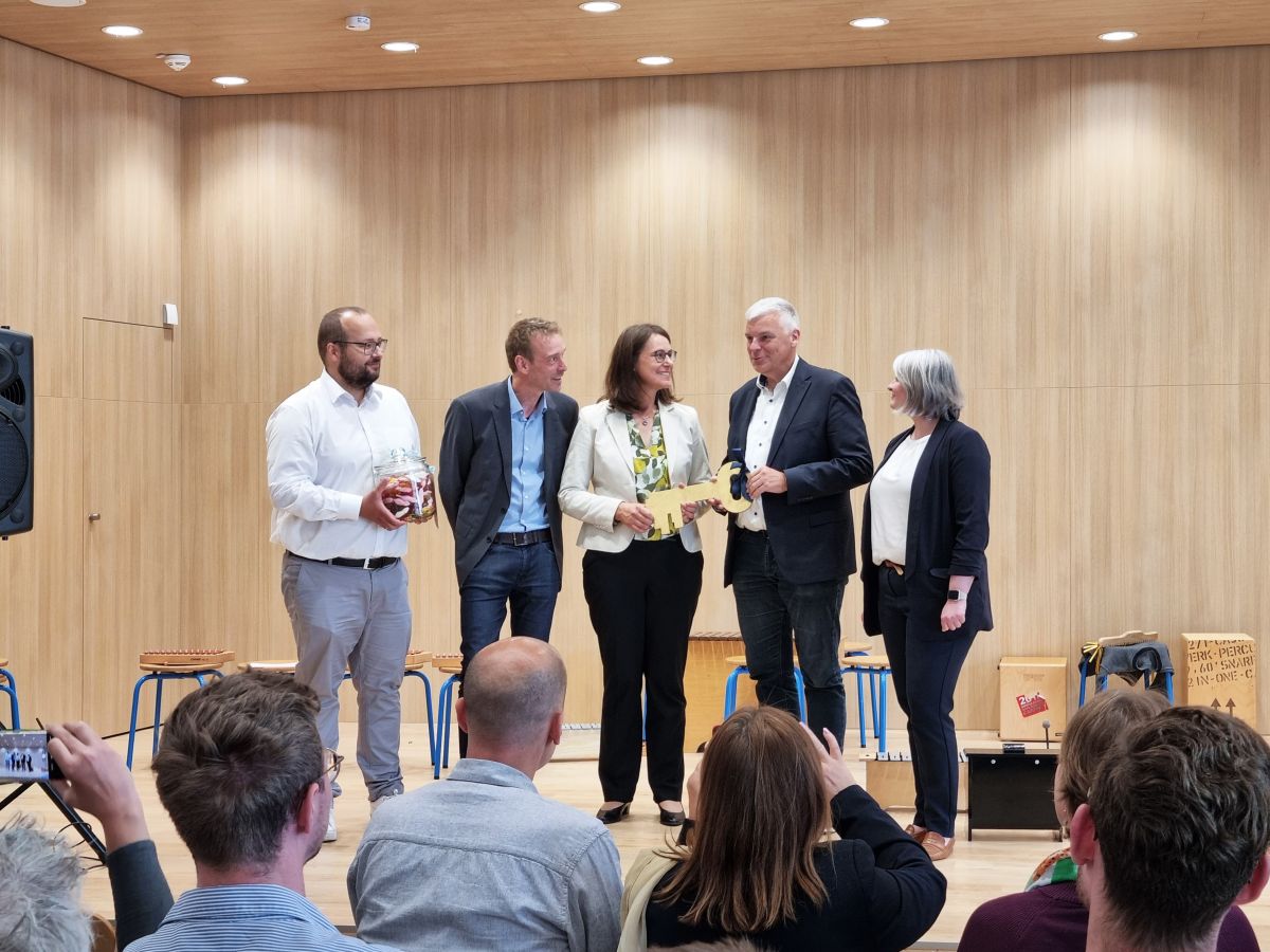 Schlüsselübergabe im neuen Erweiterungsbau der Hermann-Löns-Schule